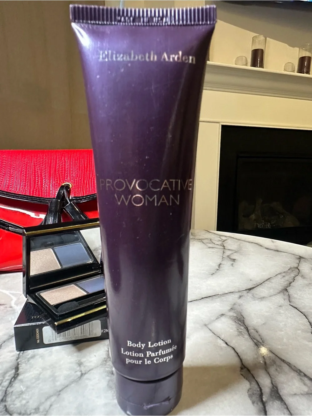 Elizabeth Arden make up, lotion and red bag bundle